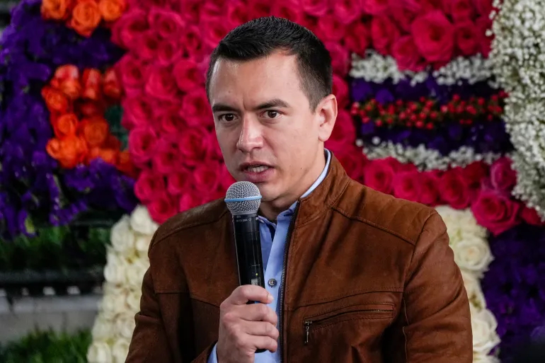 Ecuador anuncia aranceles del 27 % a productos mexicanos, en una medida que recuerda a Trump.