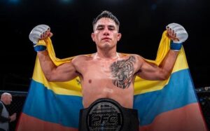 Christian Gavilanez somete a Shayne Armstrong en su debut profesional.
