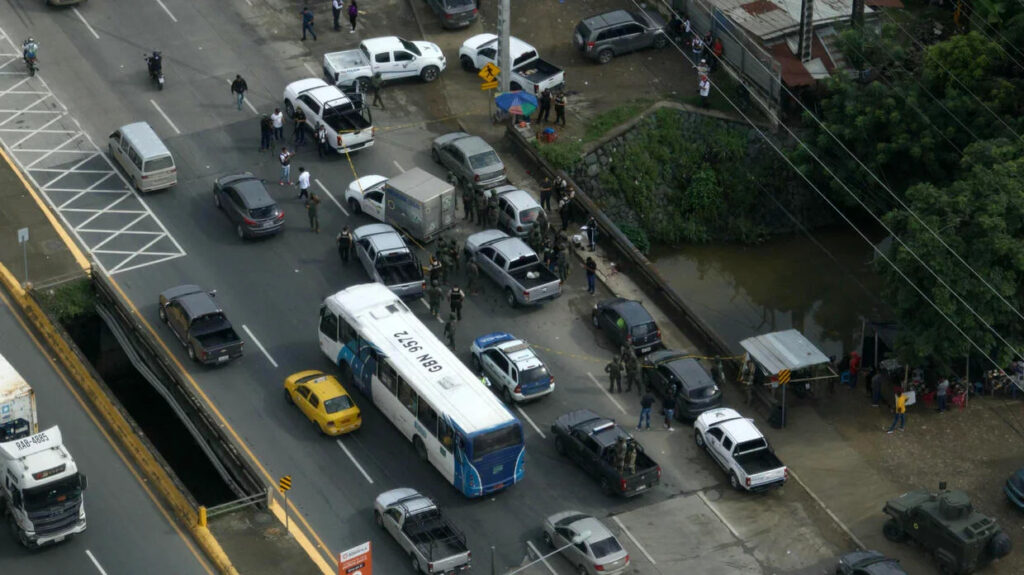 Coronel de la Fuerza Aérea asesinado por sicarios mientras se dirigía a una ceremonia militar en Ecuador.
