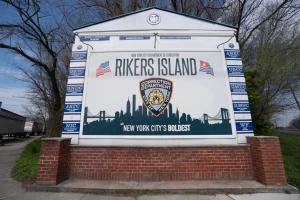 La administración de Adams permitirá que ICE abra una oficina en Rikers Island