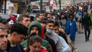 Éxodo masivo en Nueva York: miles de migrantes huyen