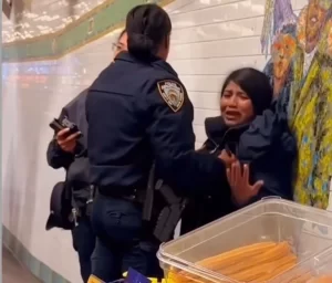Mujer es arrestada en el metro por vender comida: "¡Solo estoy tratando de trabajar!"