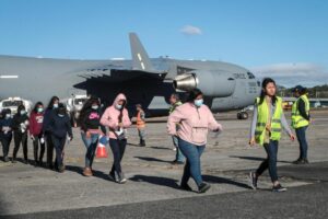 Ecuador fuera de la lista de deportaciones de EE.UU.: entre el anuncio de Noboa y la realidad migratoria