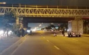 Encuentran dos cadáveres en puente de la vía a Daule: uno colgado y otro caído