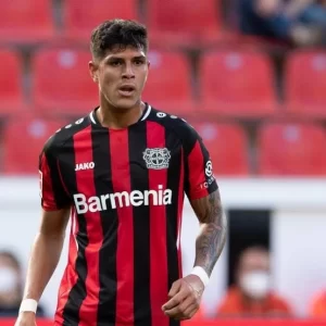 ¿Inglaterra o España? Piero Hincapié en la mira de Liverpool y Real Madrid mientras Leverkusen busca su reemplazo