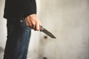 Hombre apuñalado en la cara en un bar en Newark