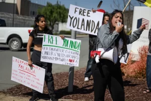 El cruel arresto de Yolanda, madre de una joven con cáncer, aumenta la tensión migratoria en California