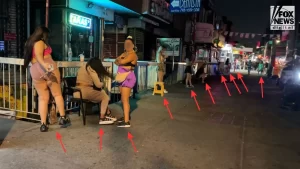 Queens y su Distrito Rojo: entre cambios y resistencias
