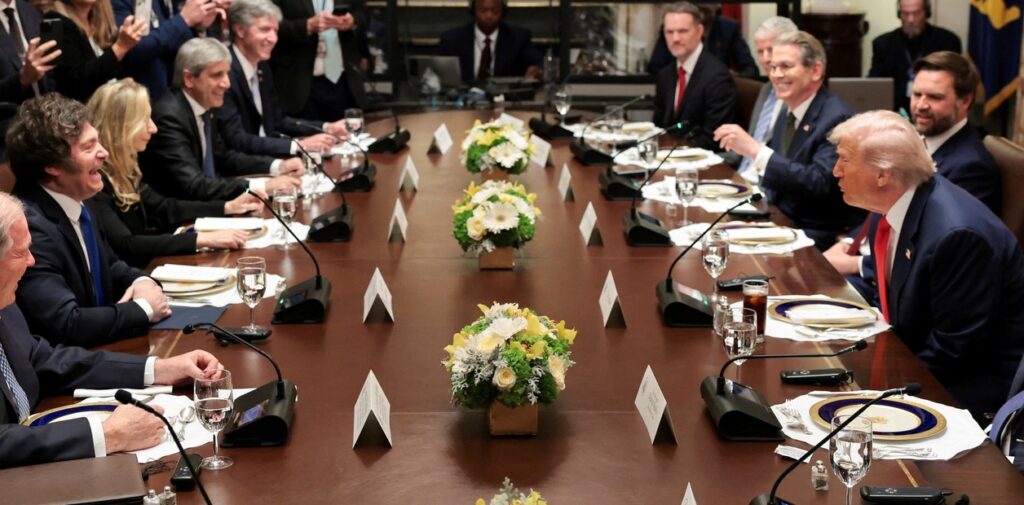 Milei y Trump en la Casa Blanca: frases explosivas, regalos simbólicos y la foto del Salón Oval