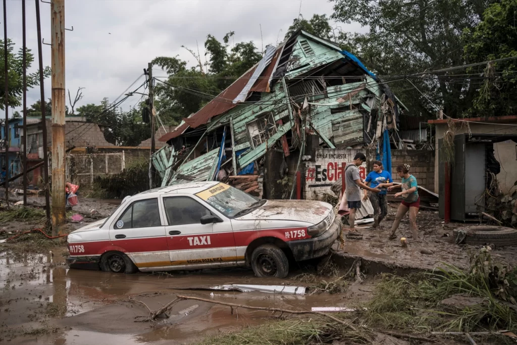 México Ahogado en la Tragedia: Tormentas Dejan 37 Muertos Mientras Continúan las Lluvias Implacables
