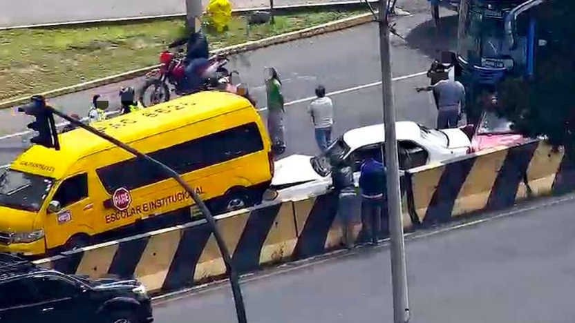 Accidente múltiple en El Trébol: colisión entre bus, furgoneta escolar y tres autos deja un herido y congestiona la avenida Velasco Ibarra