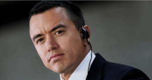 ¡CABEZA ABAJO! EL PRESIDENTE NOBOA, CONMOVIDO PERO ILESO TRAS LA EMBOSCADA A SU CARAVANA.