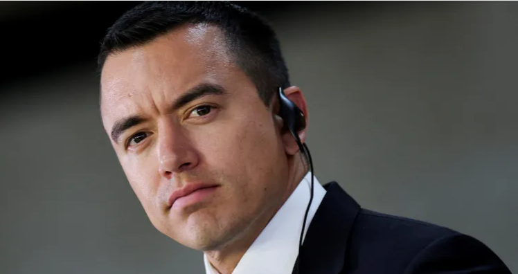 ¡CABEZA ABAJO! EL PRESIDENTE NOBOA, CONMOVIDO PERO ILESO TRAS LA EMBOSCADA A SU CARAVANA.