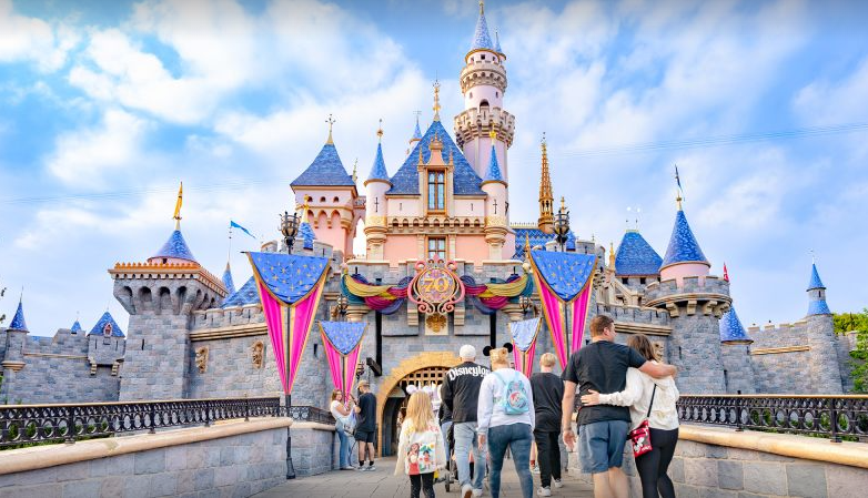 LA MANIOBRA DE MICKEY: DISNEY OCULTA DESCUENTOS RÉCORD TRAS PEQUEÑAS SUBIDAS DE PRECIOS PARA MANEJAR A WALL STREET Y A HUÉSPEDES CAUTELOSOS