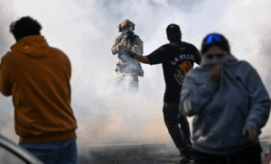 AUTORITARISMO VS. LAS CALLES: LAS NUEVAS LÍNEAS DE BATALLA DE ESTADOS UNIDOS.