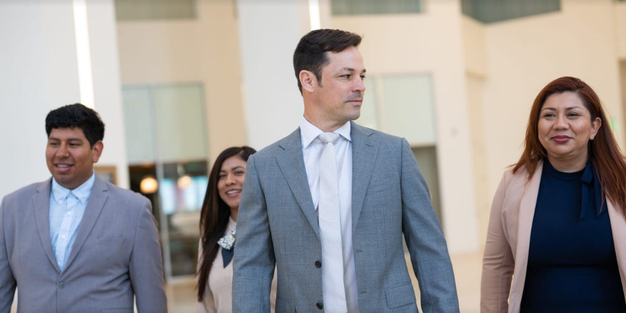 Cómo un abogado de San Diego usó la inteligencia artificial para ganar un caso de derechos civiles por $1.5 millones