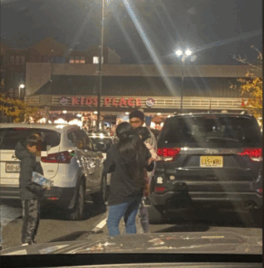 Alejandro, el niño de Latacunga que se gana la vida vendiendo dulces en las calles de Newark, New Jersey
