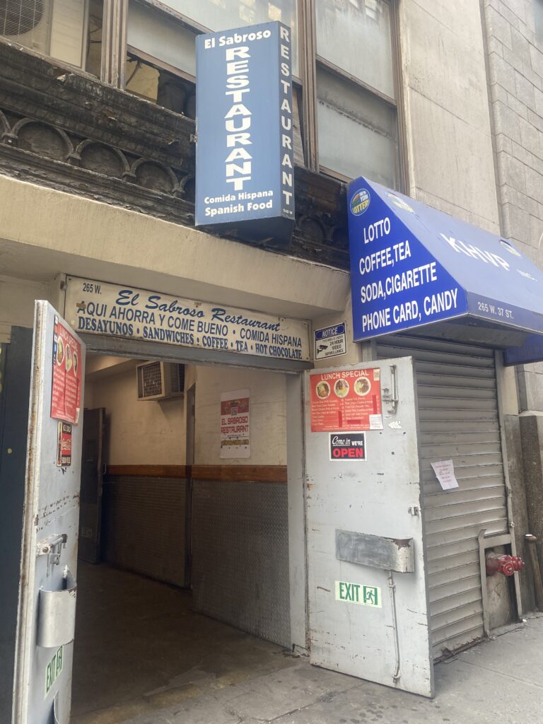 “Sabor latino escondido en una puerta del distrito de la moda”