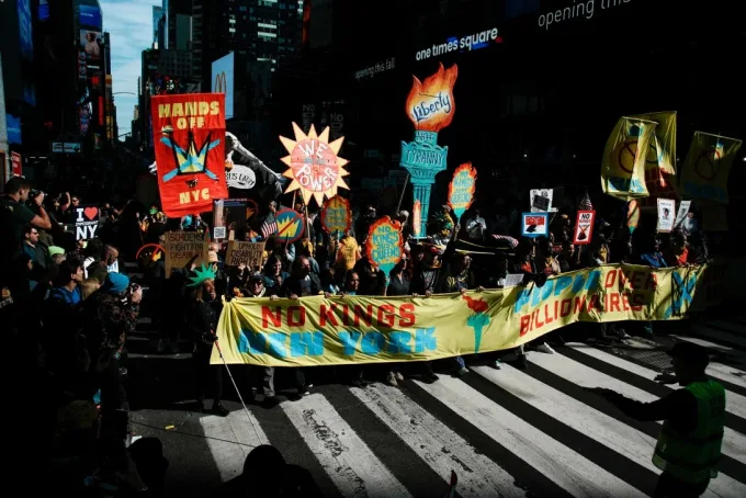 Protesta masiva “No Kings” colma Times Square: ecuatorianos y migrantes se unen por la democracia y los derechos civiles contra Trump