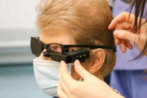 Ver la luz de nuevo’: pacientes en Londres recuperan parcialmente la vista gracias a microchips oculares