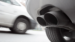 Francia y España se plantan: apoyan mantener la prohibición de coches diésel y gasolina en 2035