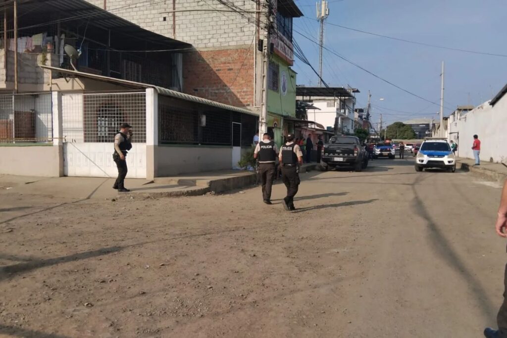 Manabí en shock: Asesinan a juez penal Marcos Mendoza frente a una escuela mientras llevaba a su hijo