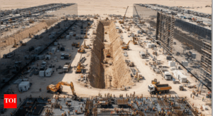 EL SUEÑO DE $500 MIL MILLONES DE NEOM: 'LA LÍNEA' SE RECALIBRA A 2045 MIENTRAS LA REALIDAD FRENA EL FUTURO