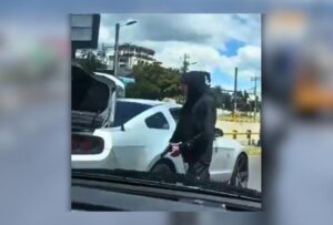Quito: ¿Quién es el encapuchado que amenazó a un conductor con un arma?