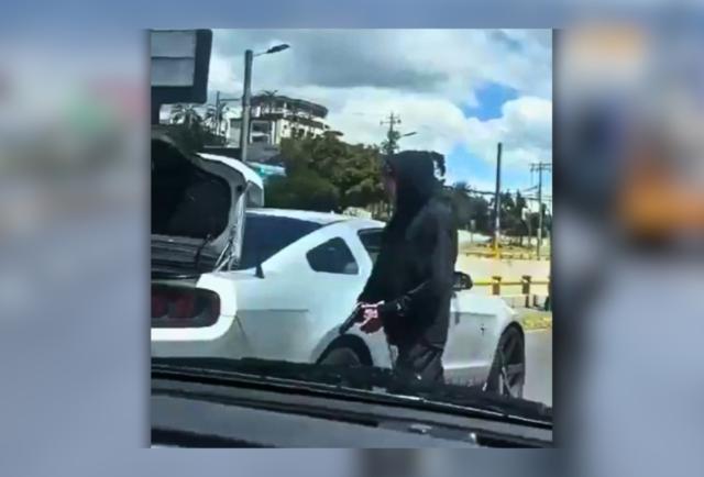 Quito: ¿Quién es el encapuchado que amenazó a un conductor con un arma?