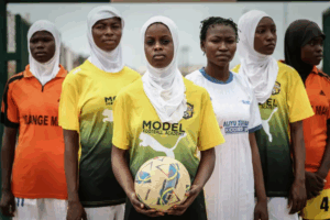 FUTBOLISTAS DEL NORTE DE NIGERIA DESAFÍAN BARRERAS CULTURALES CON RESILIENCIA