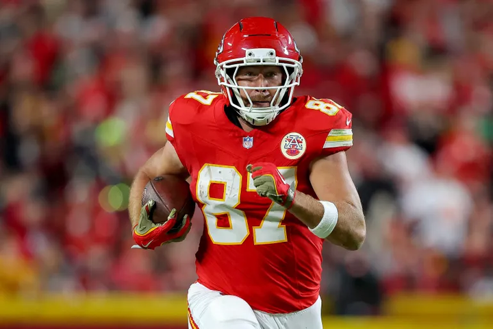 EL DESPEGUE DEL REY: MAHONES Y KELCE DESTRUYEN A LOS COMMANDERS EN UNA SEGUNDA MITAD ARROLLADORA (28-7)