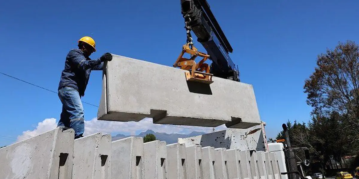 THE CONCRETE SHIELD: QUITO INSTALLS JERSEY BARRIERS ON SIMÓN BOLÍVAR AVENUE TO TAME THE CAPITAL’S ‘DEATH ROAD’