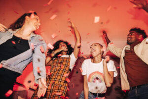 ¿Por qué la gente está dejando de salir de fiesta? Las razones detrás de una preocupante tendencia social