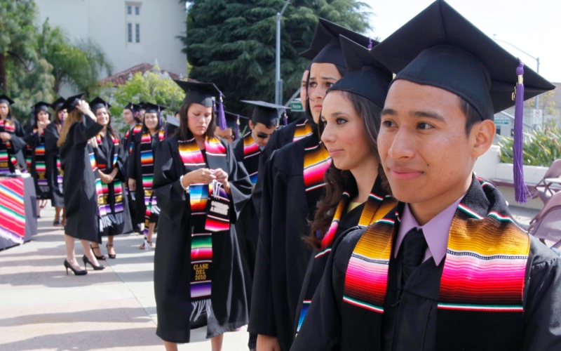 Universidades hispanas bajo fuego: Trump corta 350 millones en fondos y desata alarma educativa