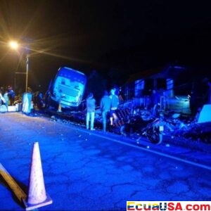 LA CURVA TRÁGICA: UN AUTOBÚS DESTRUYE UN QUIOSCO A ORILLAS DE LA CARRETERA