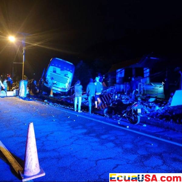 LA CURVA TRÁGICA: UN AUTOBÚS DESTRUYE UN QUIOSCO A ORILLAS DE LA CARRETERA