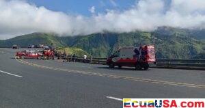 Vehículo se precipita a un barranco en la vía Alóag–Santo Domingo: dos heridos en el km 72