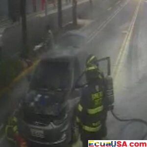 Fuego en la Vía: Auto Explota en Llamas en la Avenida Rodrigo Chávez