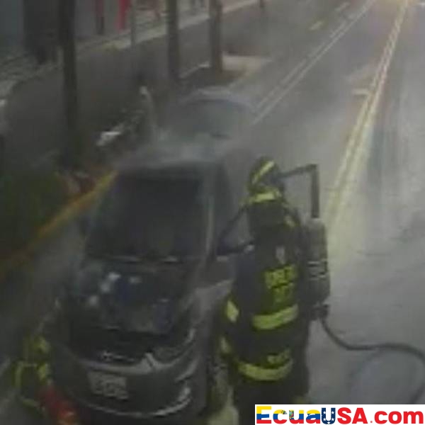 Fuego en la Vía: Auto Explota en Llamas en la Avenida Rodrigo Chávez