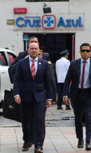 Llama de Libertad en Cuenca: Solemne Ofrenda Floral por 205 Años de Independencia