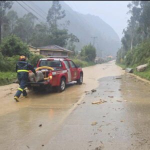 Infierno en la Carretera Cuenca-Molleturo: Deslizamiento Arruina Retorno de Vacaciones en Azuay