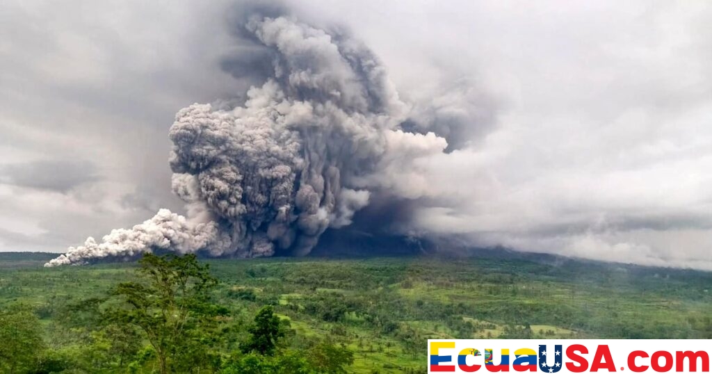 Escenas Apocalípticas mientras el Volcán Semeru en Indonesia Entra en Erupción, Elevando la Alerta al Nivel Más Alto en Java