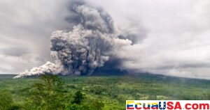 Escenas Apocalípticas mientras el Volcán Semeru en Indonesia Entra en Erupción, Elevando la Alerta al Nivel Más Alto en Java