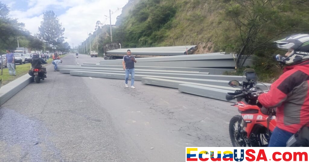 Trailer Overturns, Spilling 30 Columns and Closing Simón Bolívar Avenue