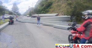 Trailer Overturns, Spilling 30 Columns and Closing Simón Bolívar Avenue