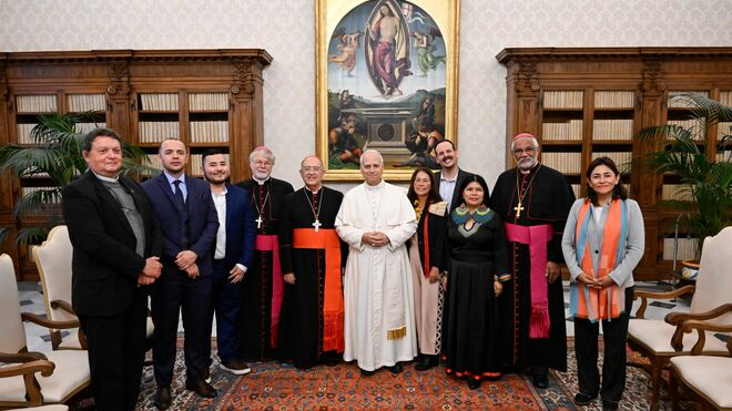 A ativista equatoriana Patricia Gualinga se reúne com o Papa Leo XIV para defender a Amazônia