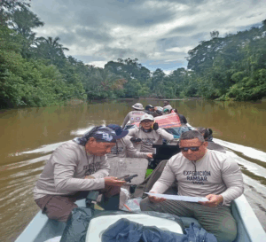 Ecuador Lidera Expedición Histórica en el Amazonas para Proteger a los Delfines de Río