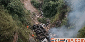 Caída fatal en Chimborazo: Camión se precipita 250 metros y deja dos muertos