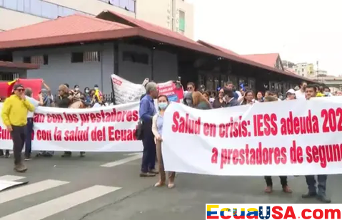 Alerta en el IESS: Proveedores y Beneficiarios Realizan Plantón por Pagos Pendientes