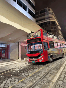 TOURIST BUS CRASH IN HISTORIC CENTER OF CUENCA TEMPORARILY HALTS TRAM SERVICE, LEAVES SEVEN WITH MINOR INJURIES
